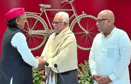उपराष्ट्रपति चुनाव : लखनऊ पहुंचे सुदर्शन रेड्डी ने अखिलेश यादव से की मुलाकात,बोले-यह हार और जीत नहीं, सिद्धांत की बात