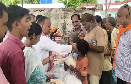 फैजुल्लागंज में बाढ़ प्रभावितों की मदद के लिए आगे आए पूर्व पार्षद जगलाल यादव, जरूरतमंदों को वितरित किया राशन