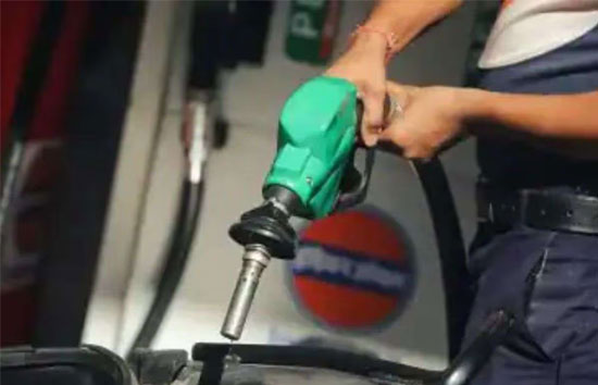 Petrol Diesel Price Today : आज यूपी से लेकर बिहार तक बदल गए Petrol-Diesel के दाम, टंकी फुल कराने से पहले चेक नए रेट 