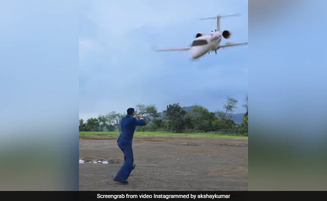 अक्षय कुमार के ऊपर गिरा उड़ता हुआ प्लेन, पोस्ट किया वीडियो