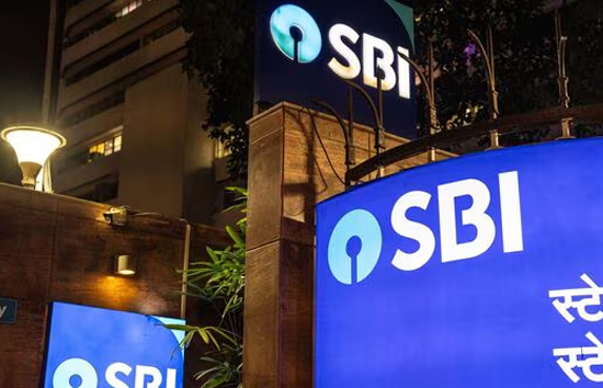 SBI ने दिया बड़ा झटका, गैर-एसबीआई एटीएम से पैसे निकालने पर देनी होगी ज्‍यादा फीस