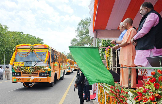सीएम योगी ने शनिवार को 93 राजधानी सेवा और 07 साधारण BS-6 बसों को हरी झंडी दिखाकर किया रवाना