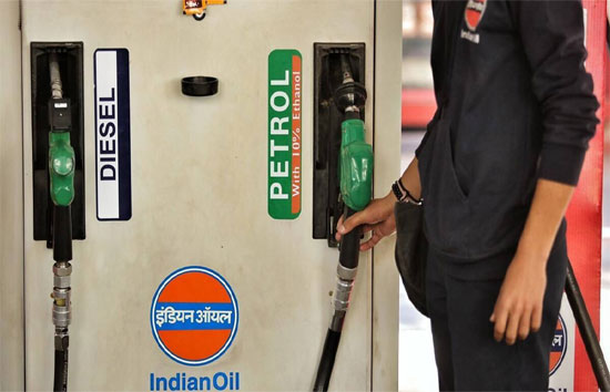 Petrol Diesel Prices today : यूपी में पेट्रोल-डीजल के बढ़े दाम, इन दो राज्यों में घटी कीमतें 