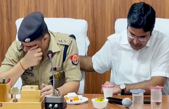 विदाई पर छलके IPS केके बिश्नोई के आंसू: DM ने बढ़ाया ढांढस, 100 करोड़ के घोटाले का किया था खुलासा