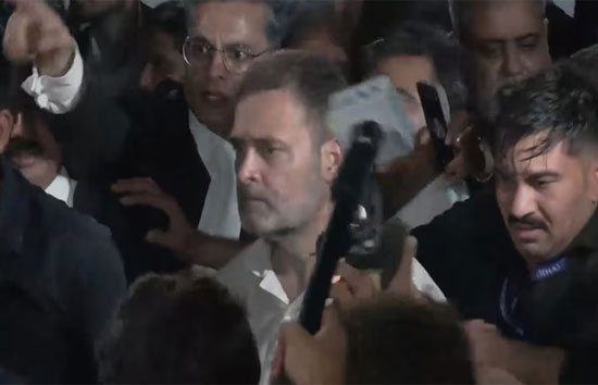 सुप्रीम कोर्ट पहुंचा INDIA ब्लॉक: SIR रद्द करने की याचिका दर्ज, दिल्ली में जोरदार मार्च और मेट्रो स्टेशनों पर पाबंदी