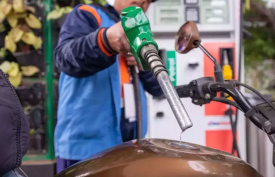 Petrol Diesel Prices : रविवार को बिहार में महंगा तो उत्तर प्रदेश में सस्ता हुआ पेट्रोल 