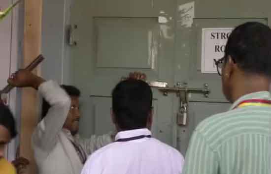 कर्नाटक में स्ट्रॉन्ग रूम में लगे ताले की  चाबी गायब, हथोड़े से तोड़ना पड़ा ताला 