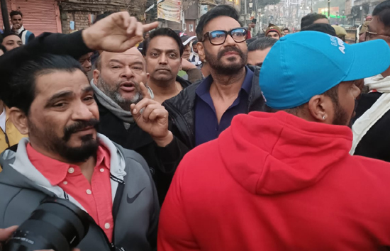 वाराणसी में अजय देवगन की फिल्म की शूटिंग को देखने उमड़ी प्रशंसकों की भीड़