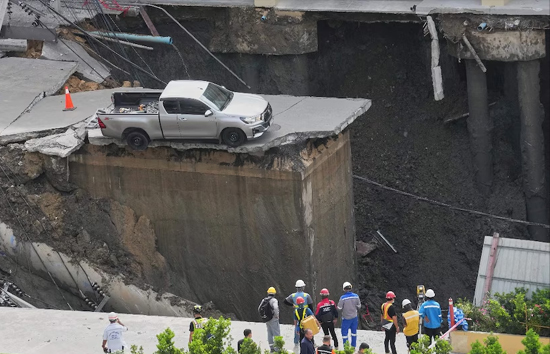 बैंकॉक में व्यस्त सड़क पर अचानक हो गया 50 मीटर गहरा गड्ढा, वीडियो वायरल 