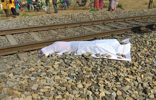 यूपी : आगरा में प्रेमी युगल ने ट्रेन के आगे लगाई छलांग, युवती की मौत, युवक गंभीर 