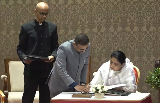 नम आंखों के बीच सुनेत्रा पवार बनीं महाराष्ट्र की पहली महिला उपमुख्यमंत्री, राज्यपाल ने दिलाई पद गोपनीयता की शपथ 