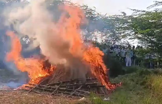 मैनपुरी में डेंगू का कहर: पति की मौत के 4 घंटे बाद पत्नी ने भी तोड़ा दम, एक ही चिता पर हुआ अंतिम संस्कार मैनपुरी में डेंगू का कहर: पति की मौत के 4 घंटे बाद पत्नी ने भी तोड़ा दम, एक ही चिता पर हुआ अंतिम संस्कार