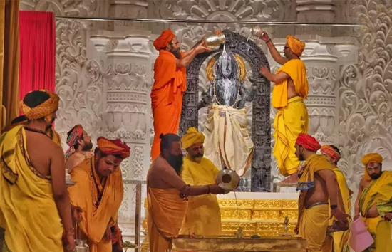 अयोध्या मंदिर में पीले वस्त्र में नजर आएंगे पुजारी, मोबाइल ले जाने पर प्रतिबंध 