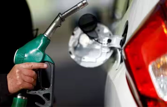 Petrol Diesel Prices Today : कच्‍चे तेल की कीमतों में बढ़ोतरी जारी, यूपी के कई शहरों में घटे पेट्रोल-डीजल के दाम 