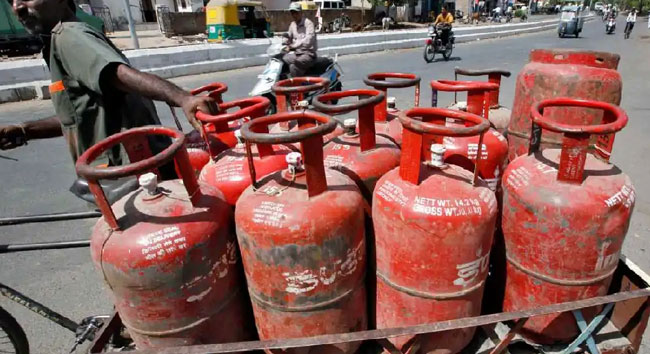 LPG संकट से देशभर में हाहाकार, मुंबई में होटल बंद, लखनऊ में सिलेंडर की के लिए लगी लंबी कतारें 