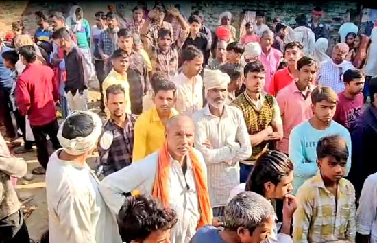 आरक्षण को लेकर सरकार और विपक्ष के बीच आगे निकलने की होड़ 