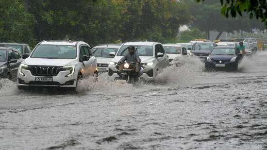 Delhi NCR Rain : कार सड़क में समाई, गाजीपुर बॉर्डर तैर रहा
