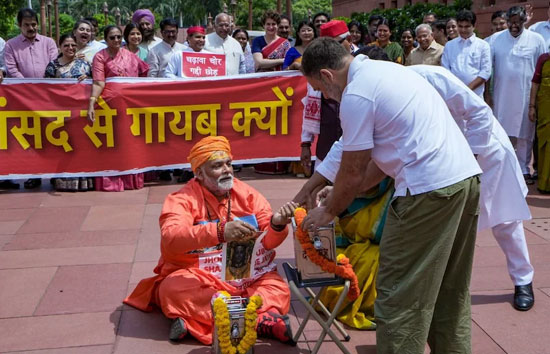 वाराणसी में राहुल गांधी, पप्पू यादव और अवधेश प्रसाद पर केस दर्ज: संसद में 'दान चोरी' के नाटक पर भड़के संत