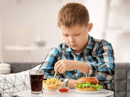 बच्चों को हेल्दी खाना खिलाने की आदत डालें नहीं तो हो सकता है ये दिक्क्त 