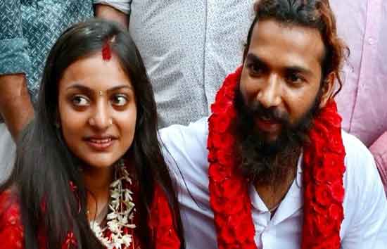 महाकुंभ में चर्चा में आई मोनालिसा ने मुस्लिम बॉयफ्रेंड से रचाई शादी, तस्वीरें वायरल 