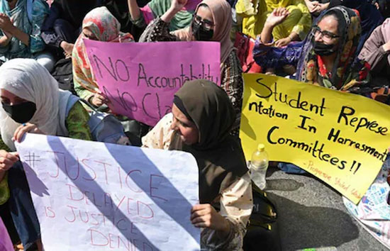 कॉलेज में गार्ड ने किया छात्रा का रेप, देशभर में बवाल, वीडियो वायरल, पुलिस बेखबर, 