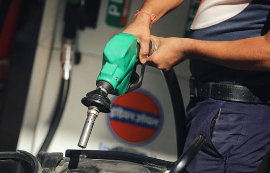 Petrol Diesel Prices Today : क्रूड ऑयल की कीमतों में गिरावट जारी, 81 डॉलर प्रति बैरल भाव