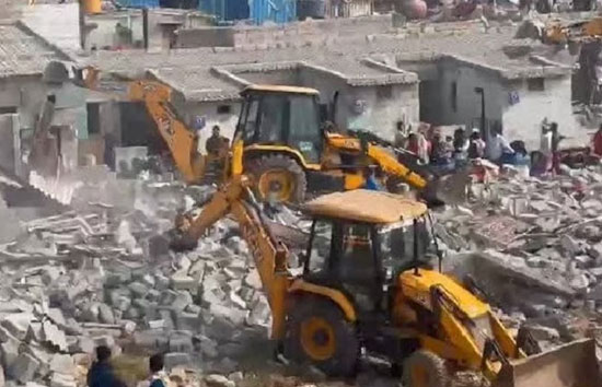 कर्नाटक में कांग्रेस सरकार ने अपनाया योगी मॉडल, 400 से ज्यादा मुस्लिमों के घरों पर चलाया बुलडोजर