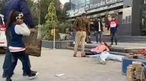 Video Viral: पुलिसवाले ने मॉल के बाहर कपल को मारी गोली, दोनों की मौत!