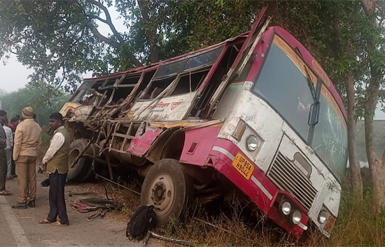 यूपी : बहराइच में बस-ट्रक की भिड़ंत में छह की मौत, 15 घायल, सीएम योगी ने जताया दुख  