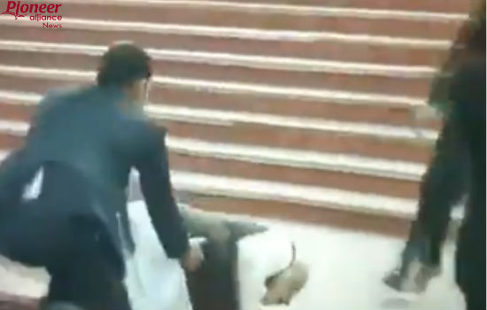 सीढ़ियों पर लड़खड़ा कर गिर गये पीएम नरेंद्र मोदी, सोशल मीडिया पर ऐसा हुआ वायरल