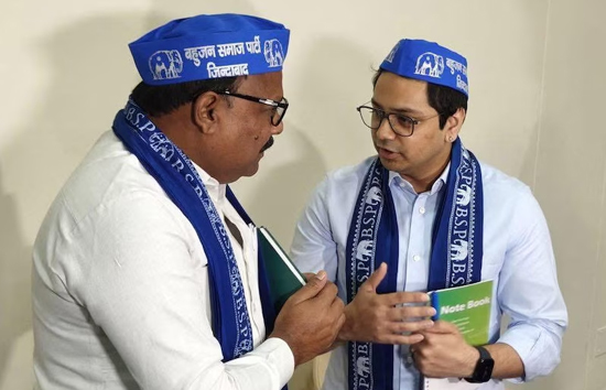 अखिलेश की सपा की तरह मायावती ने बसपा नेताओं को पहनाई नीली टोपी, मीटिंग में दिखा अलग नजारा