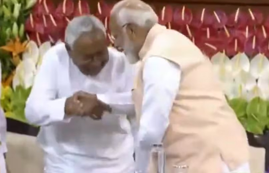 समर्थन भाषण देने के बाद नरेंद्र मोदी के पैर छूने के लिए झुके नीतीश कुमार... प्रधानमंत्री ने पकड़ लिया हाथ