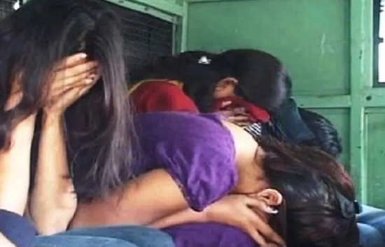 वाराणसी में तीन दिन तीन जगहों पर सेक्स रैकेट का भंडाफोड़, 4 लड़कियां, कंडोम के पैकेट, शक्तिवर्धक दवाएं बरामद 