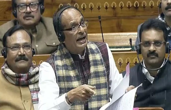 भारी विरोध, हंगामे के बीच लोकसभा से पास हुआ 'जी राम जी' बिल, विपक्ष ने फाड़ी विधेयक की कॉपी