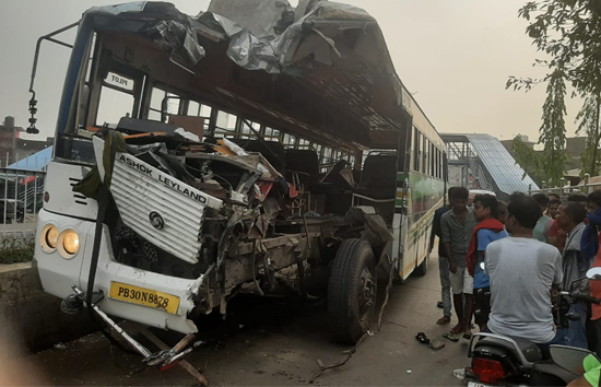 यूपी :  कुशीनगर में भीषण सड़क हादसा, ट्रक से भिड़ी बस, चार श्रमिकों की मौत, 12 घायल 