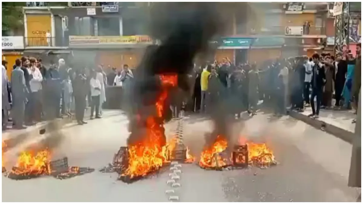 कश्मीरियों ने शाहबाज सरकार के खिलाफ जमकर की नारेबाजी, इन शहरों में हुआ जमकर प्रदर्शन