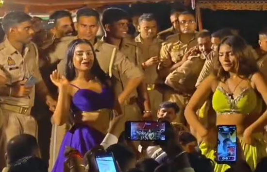 महिला डांसर्स को घूरते पुलिसकर्मियों का वीडियो फेक! वाराणसी पुलिस बोली- छवि धूमिल करने की साजिश, केस दर्ज
