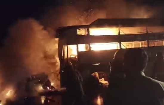 आगरा-लखनऊ एक्सप्रेसवे : डंपर से टकराने के बाद आग का गोला बनी बस, 2 की मौत