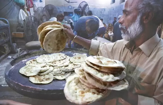 पाकिस्तान में रोटी को टीआरएस रहे लोग, भारत में प्रतिदिन हो रही महंगी, गेहूं के दाम आसमान पर 
