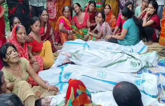 वैशाली नाव हादसा: काल के गाल में समाए एक ही परिवार के 13 बच्चे, DM से लिपटकर बिलख पड़ी मां; पसरा मातम