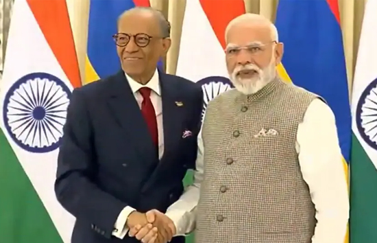 भारत और मॉरीशस साझेदार नहीं, बल्कि 'परिवार', पीएम मोदी ने तोहफे में दी 100 इलेक्ट्रिक बसें