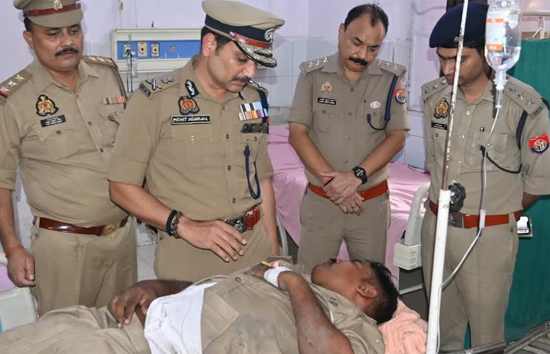 वाराणसी : कचहरी में वकीलों ने दारोगा और सिपाहियों को दौड़ा-दौड़ाकर पीटा, PAC तैनात, वकीलों पर होगा एक्शन 