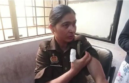यूपी : कोर्ट में पेशी पर आई विक्षिप्त महिला ने दो सिपाहियों को काटा, किया हंगामा 