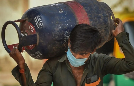 दिवाली से पहले बड़ा झटका, एलपीजी सिलेंडर के बढ़े दाम, देखें नए रेट 