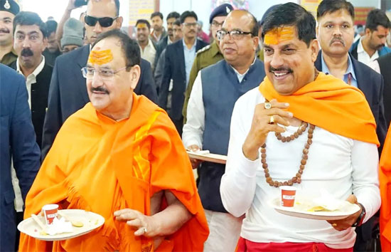 उज्जैन में महाकाल का प्रसाद ग्रहण करने के बाद जेपी नड्डा और CM मोहन यादव ने खुद उठाई जूठी थाली