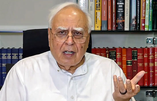 सिब्बल के 'शर्मिंदगी' वाले बयान पर बवाल, शहजाद पूनावाला बोले- करोड़ों कमाते यहीं, शर्म भी आती है सिब्बल के 'शर्मिंदगी' वाले बयान पर बवाल, शहजाद पूनावाला बोले- करोड़ों कमाते यहीं, शर्म भी आती है