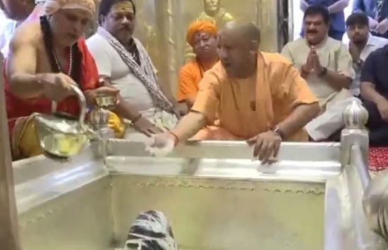 सावन पहले दिन सीएम योगी ने किए बाबा विश्वनाथ के दर्शन, व्यवस्थाओं का भी लिया जायजा
