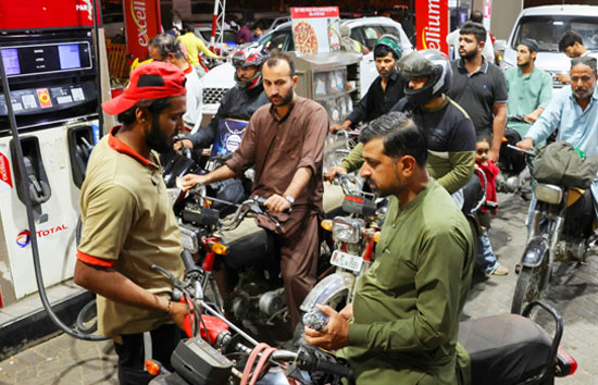 पाकिस्तान में पेट्रोल 55 रुपये हुआ महंगा, अमेरिका-इजरायल और ईरान के युद्ध का असर 