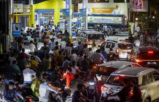 यूपी : अफवाह के बीच प्रयागराज, गोंडा-हापुड़-देवरिया में पेट्रोल पंपों पर टंकी फुल कराने के लिए जुटी लोगों भीड़ 