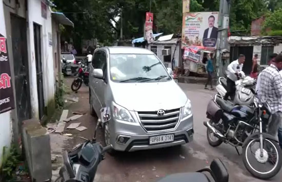 लखनऊ में वकीलों और प्रशासन के बीच तनातनी: 200 चेंबरों पर बुलडोजर का साया, रविवार को भी सड़कों पर उतरे अधिवक्ता